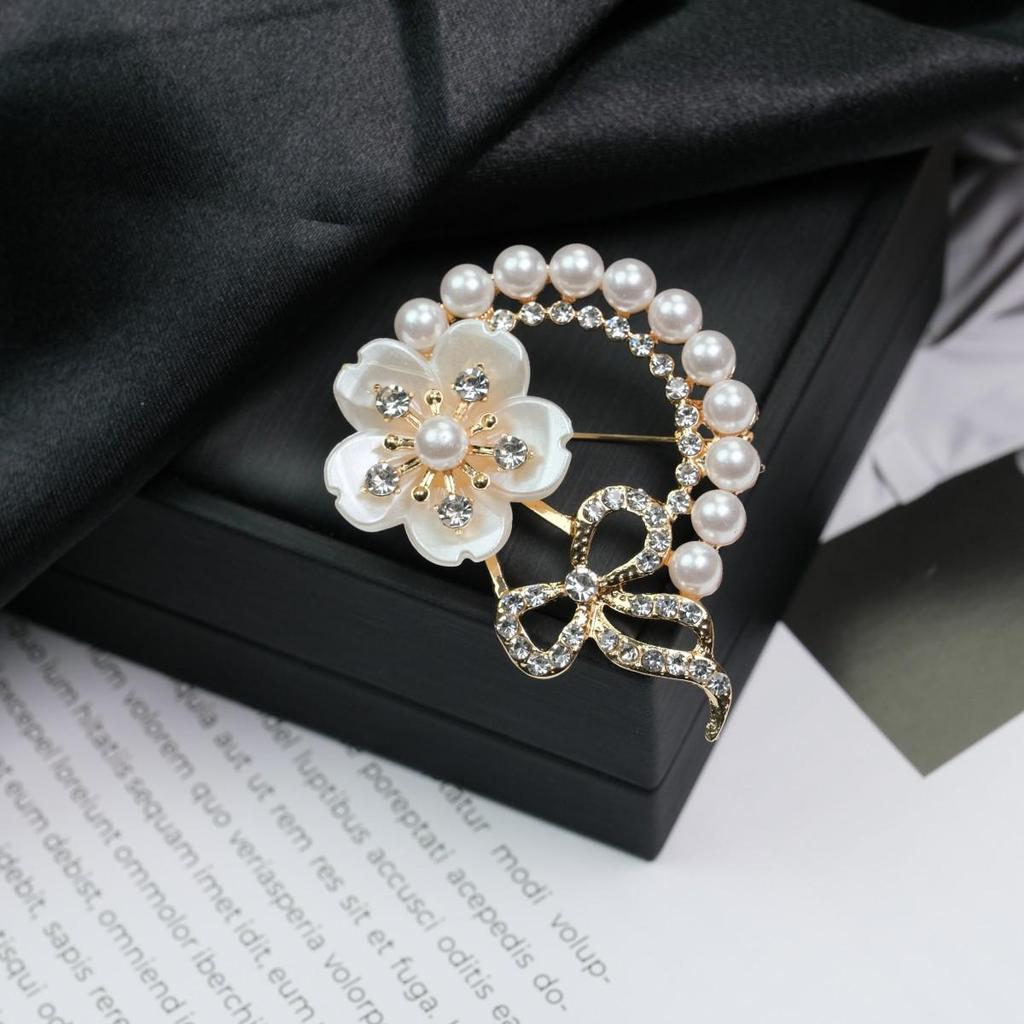 Elegant Versatile Light Luxury Corsage Brooch with Niche Design - Anti-Exposure Pin