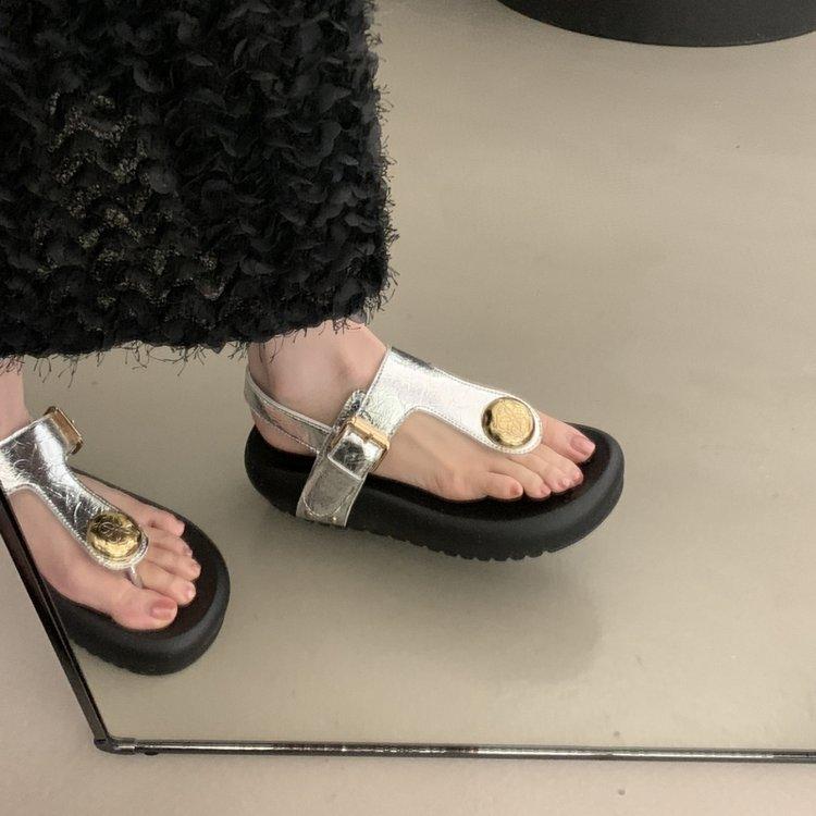 

Thick-soled Roman sandals women s summer wear 2025 new Internet celebrity versatile casual flip-flops beach shoes tide 40 серебряный