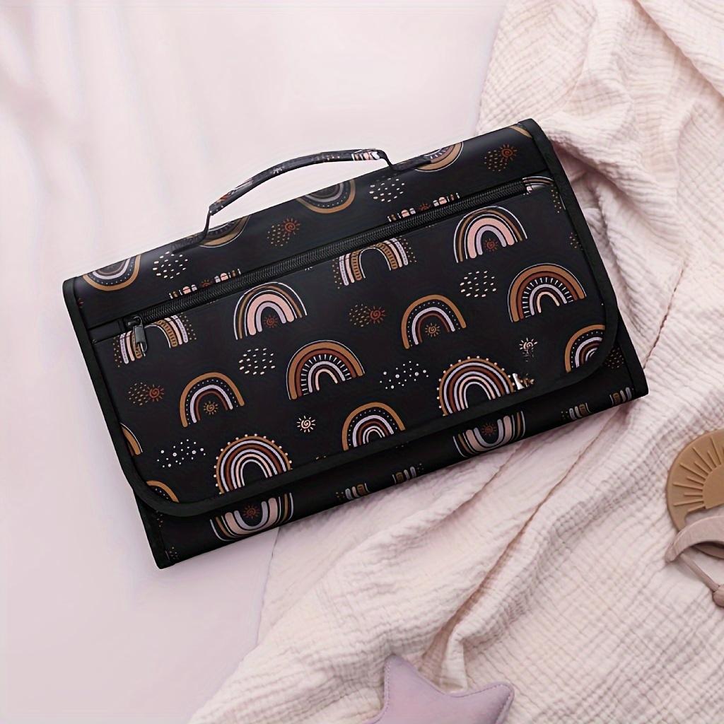 

Портативний пеленальний килимок ідеально підходить для сумок для сповивання або пеленальних столиків. Пеленальний килимок для однієї руки. Дорожній пеленальний килимок. Ідеальний як подарунок для душу, необхідний