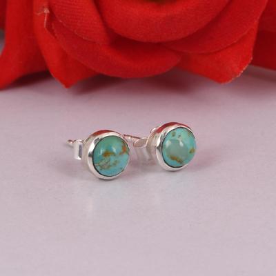 Pendientes de tuerca martillados de turquesa Kingman natural.