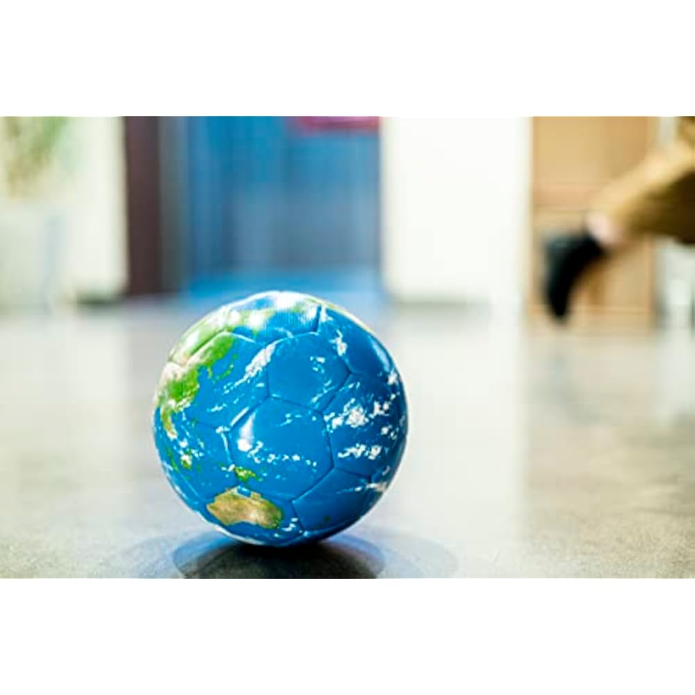 Hobonichi Earth Ball PLAY soccer ball type earth ball. This is a globe where you can see the Eart...