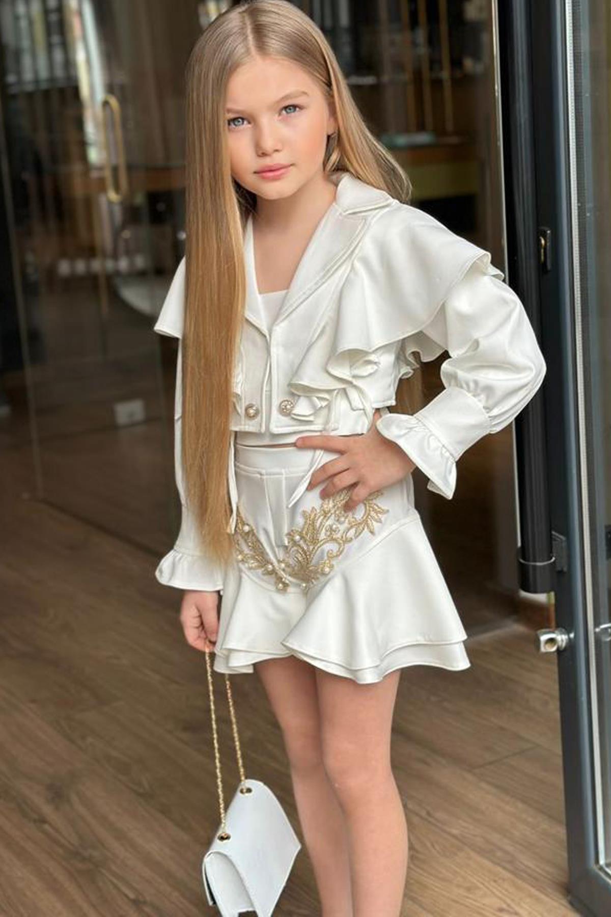 

Girl s Shoulder Frilly Back Embroidery and Pearl Detailed White Shorts Set