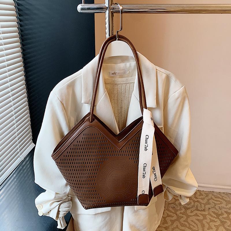 

Large-capacity bag women s 2025 new retro hollow shoulder portable underarm bag, premium texture commuter tote bag 42*10.5*30 коричневый