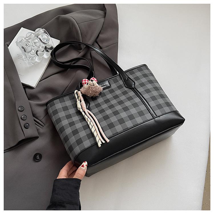 

Summer foreign style plaid tote bag women s 2025 new large-capacity casual versatile commuter shoulder armpit bag чёрный