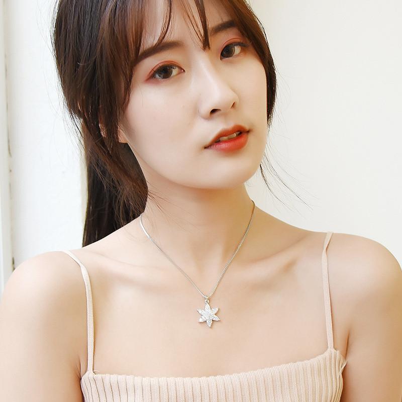 Elegant Floral Design Short Necklace With Zircon Flower Charm For Women