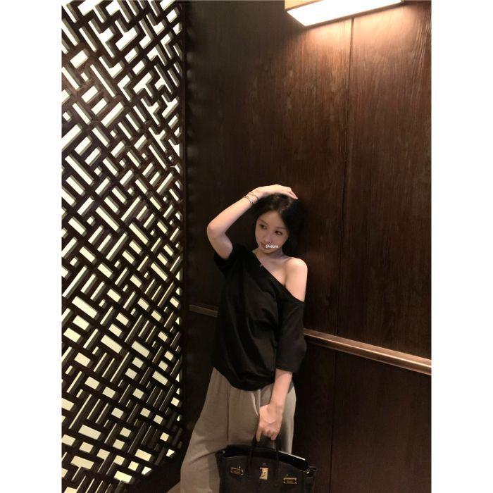 

Женская серая футболка с коротким рукавом и открытыми плечами - Повседневный, свободный и простой летний топ Extra Large чёрный