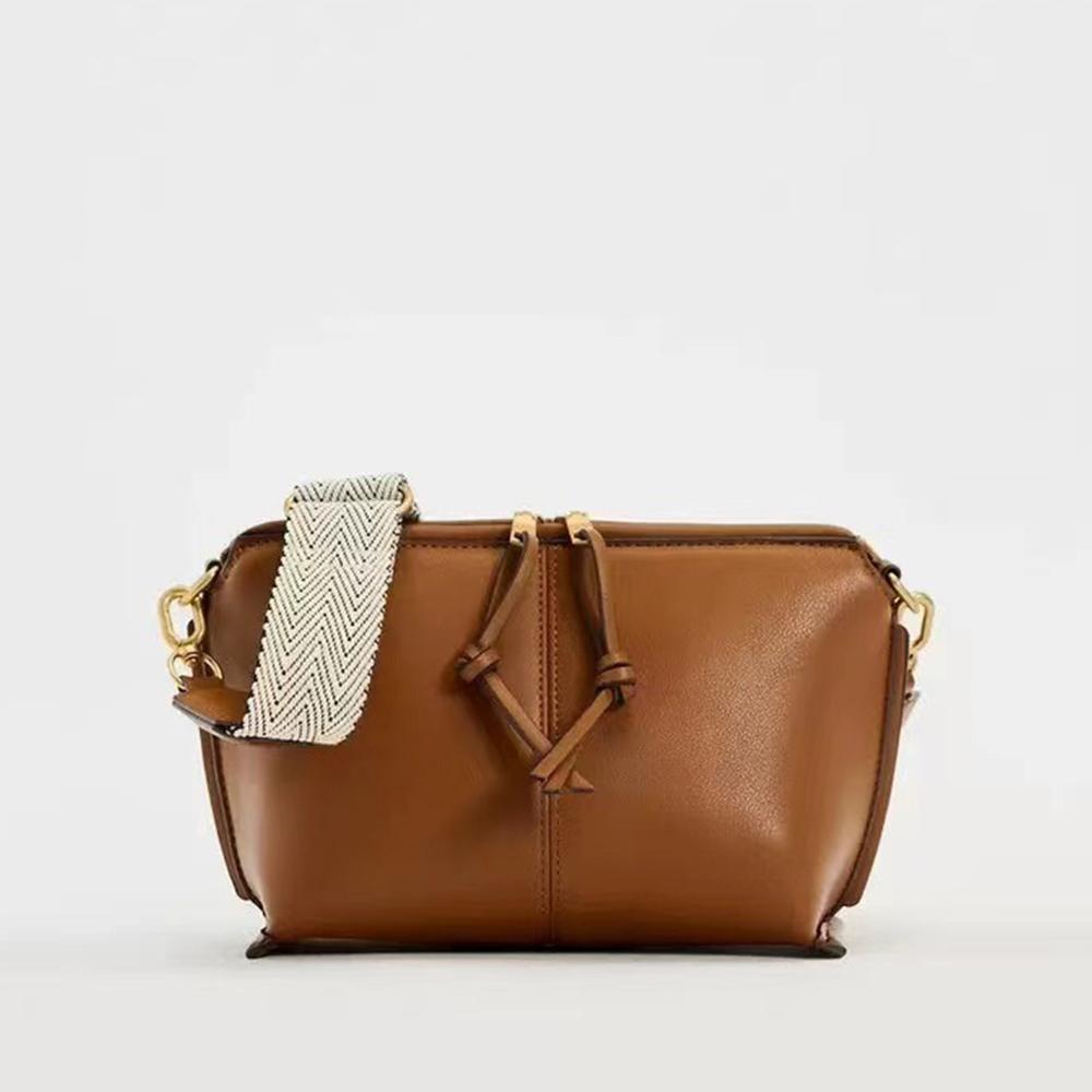 

Fashion Designer Purses and Handbags Wide Strap Shoulder Crossbody Bags for Women Small PU Leather Pouch Quilted Tote Phone Flap 15x20x7cm