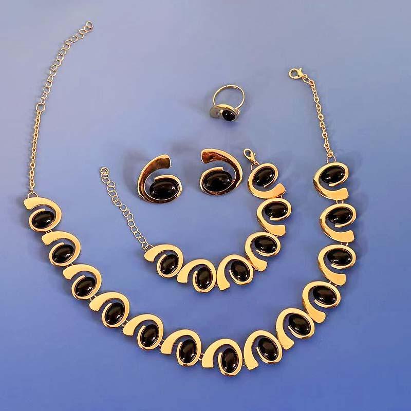 

Набор из 4 предметов: женское ожерелье, серьги, браслет, кольцо. Геометрический, овальный, акриловая инкрустация, спиральное плетение, аксессуары золотой