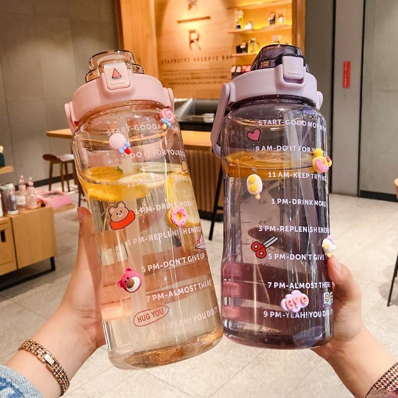 

2-литровая бутылка для воды с соломенным женским кувшином, портативные дорожные бутылки для девочек, чашка для фитнеса и велосипеда, летний кувшин для холодной воды с маркером времени