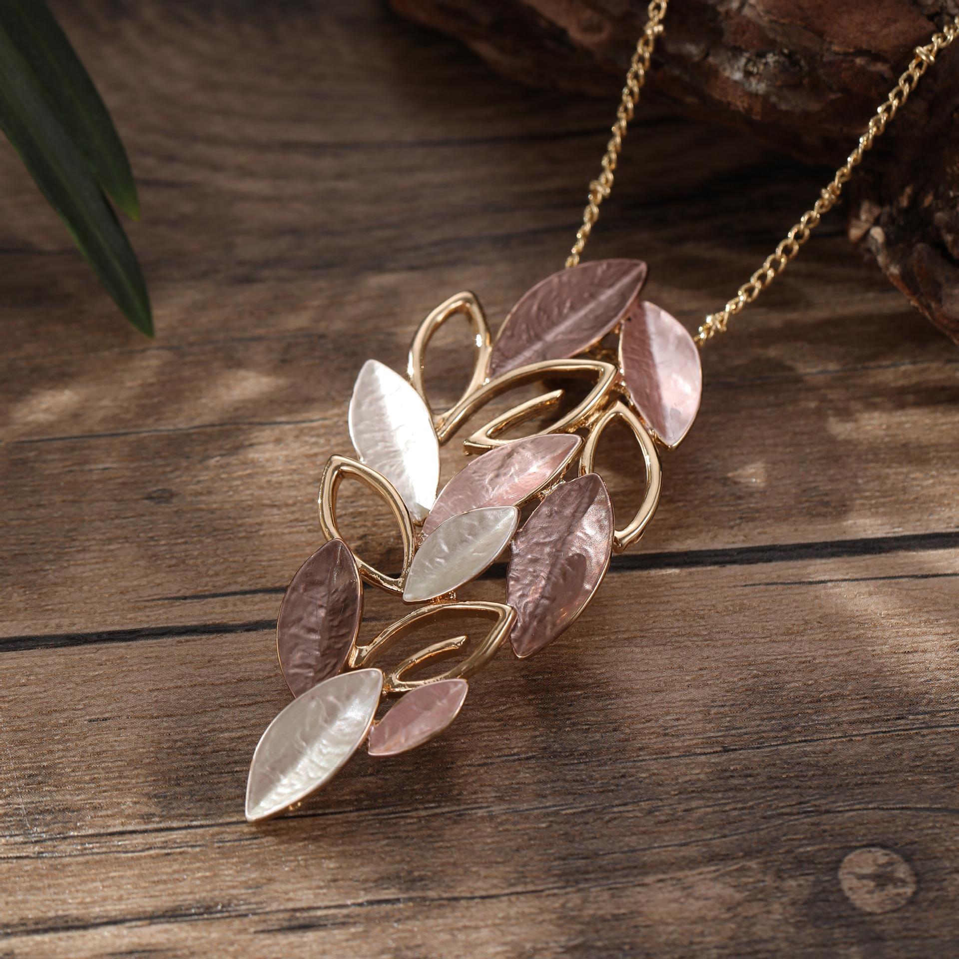 

Новый кулон в виде полого листа с масляной росписью, женское премиальное ожерелье с геометрическим листом с тонким покрытием из масляной краски