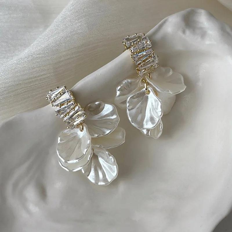 2025 New Classic Fashion Glossy Earrings Women Simple Korean White Shell Flower Earrings Temperament Light Luxury Jewelry Gift
