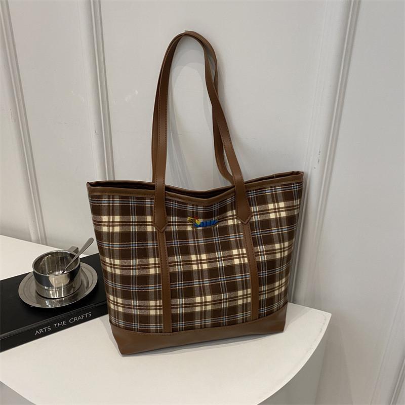 Stylish Large Capacity Tote Bag For Women With Trendy Plaid Design And Versatile Carry Options