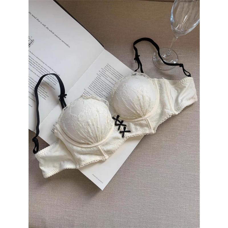 

Sweetheart Neckline Bra with Floral Lace and Contrast Straps S