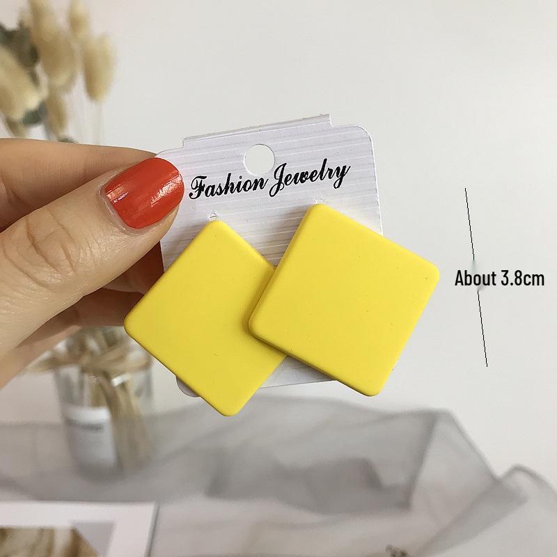 Trendy geometrické matné akrylové náušnice v barvách bonbónů