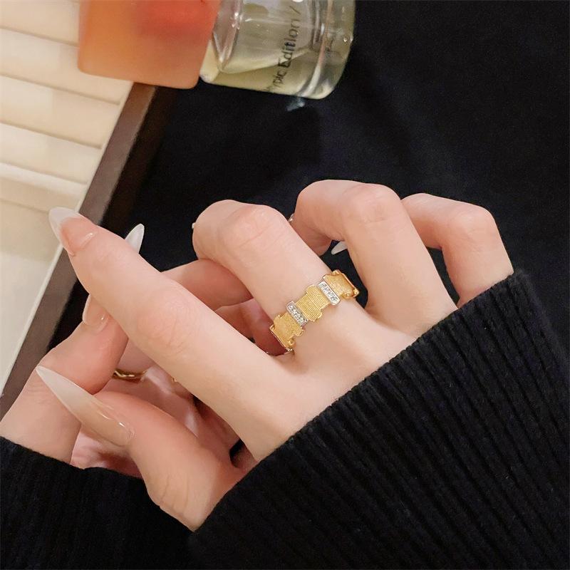 Medieval Light Luxury Italian Brushed Banana Leaf Ring High Sense Retro Court Style Personality Zircon Niche Ring Female