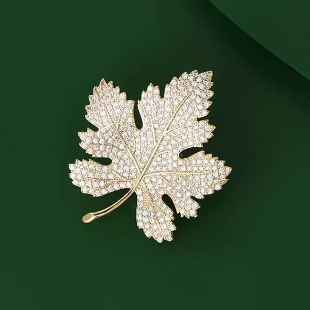 Vintage Gold Color Vivid Maple Leaf Brooch Fashion Trendy Brooches for Women Men Party Gifts
