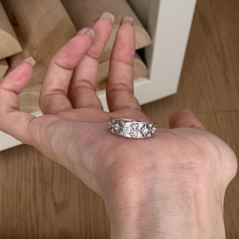 

Кольцо в средневековом придворном стиле, легкая роскошь, нишевое, ретро, с полым узором, квадратным бриллиантом, инкрустированное цирконом, кольцо с высококлассным дизайном