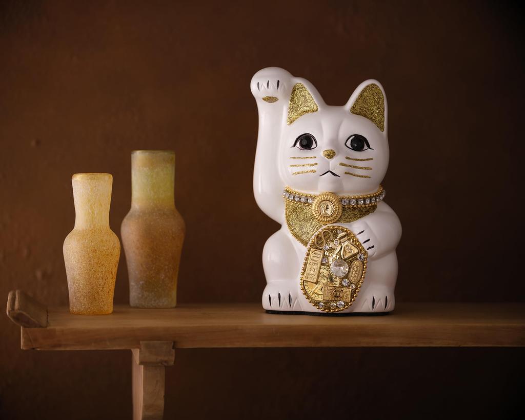 Lucky Cat Millionaire Cat Right Paw Raised Ceramic Lucky Cat Auspicious Feng Shui Ornament (M-SIZE White) / _ Maneki-neko (ml_M White)