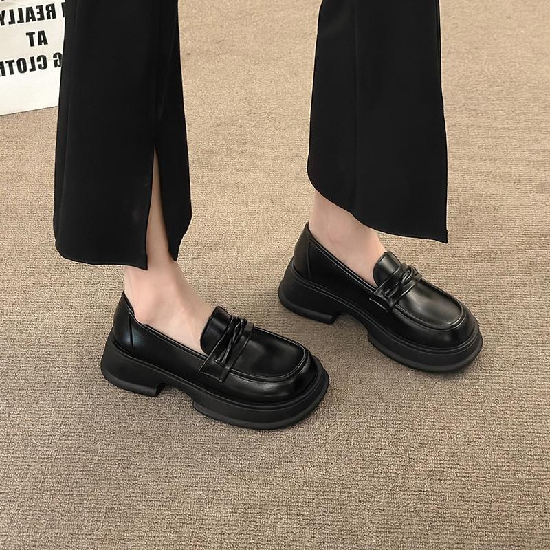 Rundkopf vielseitig Retro schwarze Plateau kleine Lederschuhe Damen 2025 neu Herbst Französischer dicker Absatz Einschlupf-Loafer