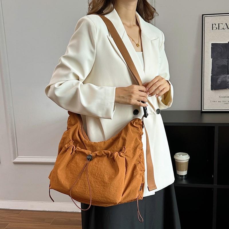Pleated Drawstring Lightweight Shoulder Bag Women's Vintage Dumpling Bag Large Capacity Commuter Crossbody Bag