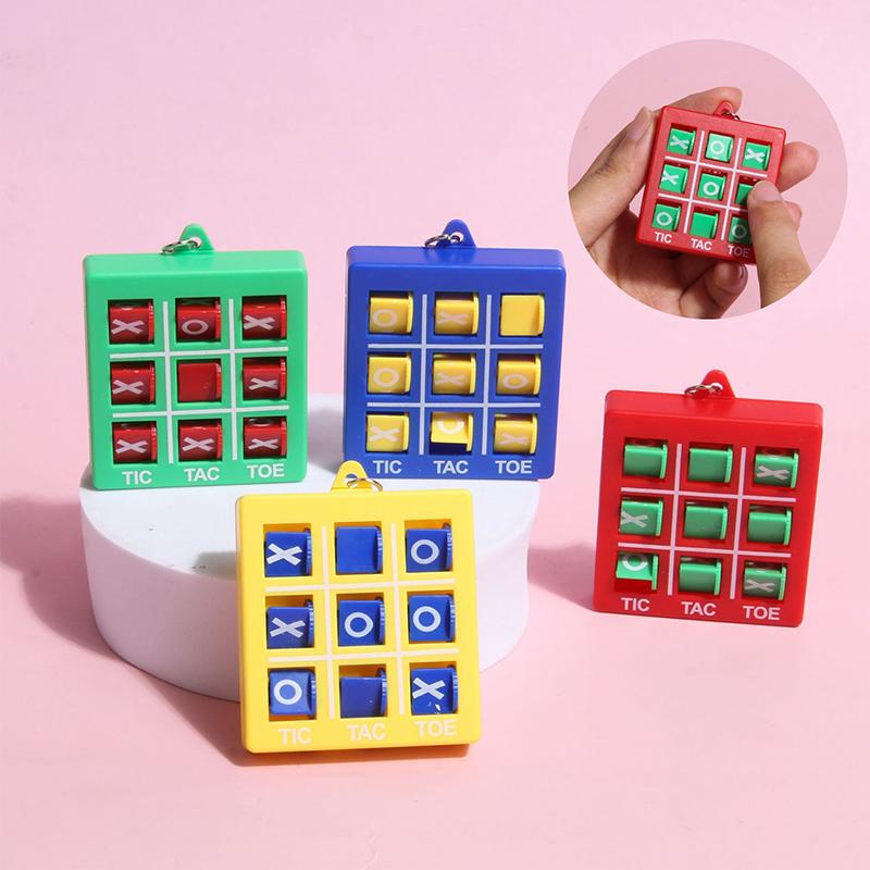 1ks mini zajímavá hra piškvorky, přívěsek na klíče, puzzle, dekomprese, xo spin, šachová hra, dětské hračky
