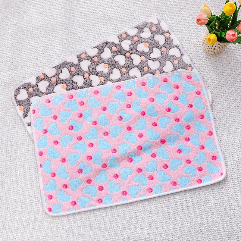 Cross-Border Coral Fleece Pet Blanket: Cozy Air Conditioning Pad for Dogs and Cats, Ideal for Autumn and Winter.