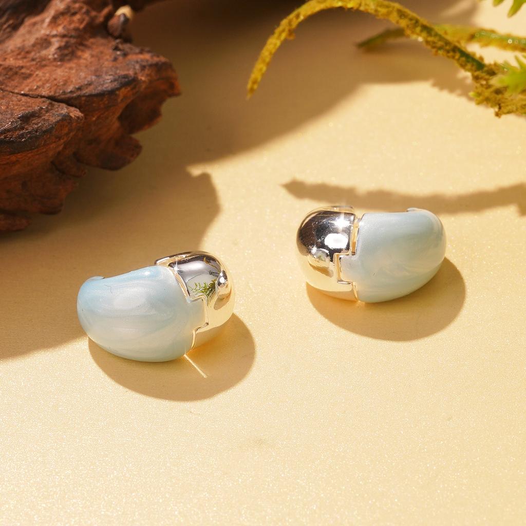 Simple temperament love light-colored earrings for women's 2026 new summer versatile