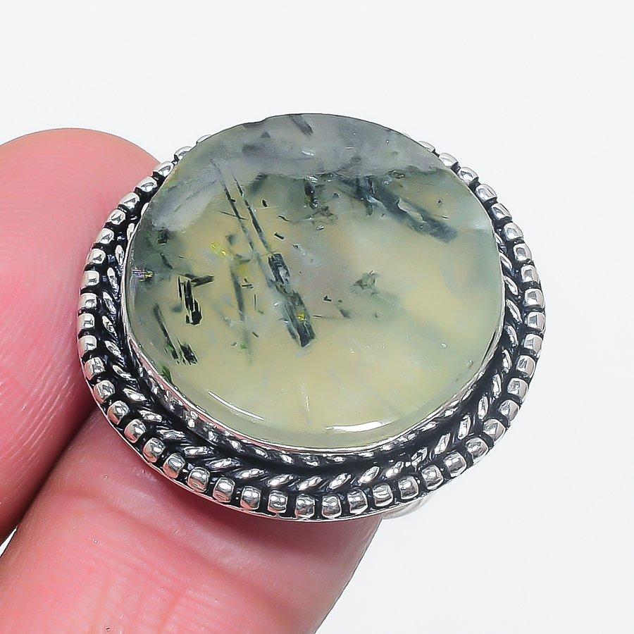 

Кольцо из серебра 925 пробы с натуральным драгоценным камнем пренитом, размер 8 s0b92