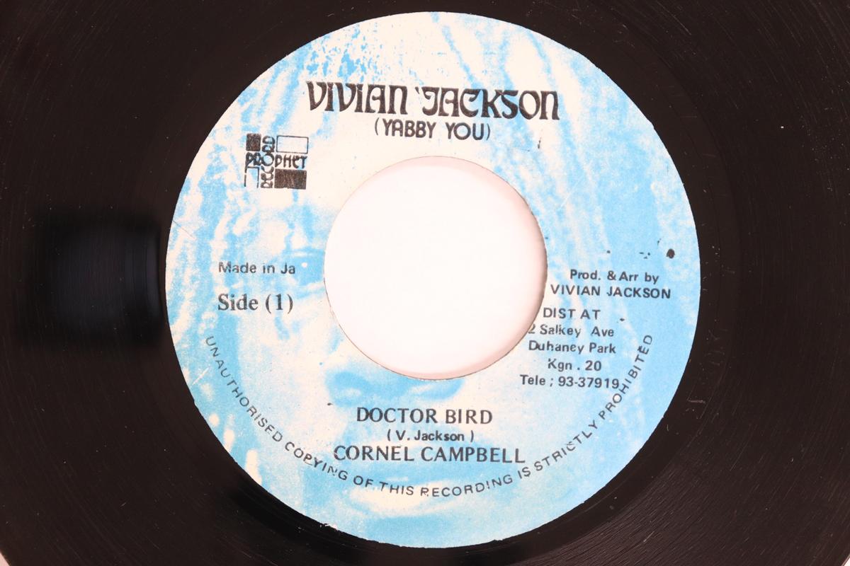 

7-дюймовая пластинка CORNEL CAMPBELL - Doctor Bird НЕТ VIVIAN JACKSON Ямайка Регги, Ска и Даб Б/У