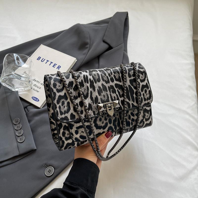 

2024 летняя новая темпераментная сумка в иностранном стиле, маленькая квадратная сумка через плечо, повседневная ретро-сумка на плечо, красивая женская сумка чёрный