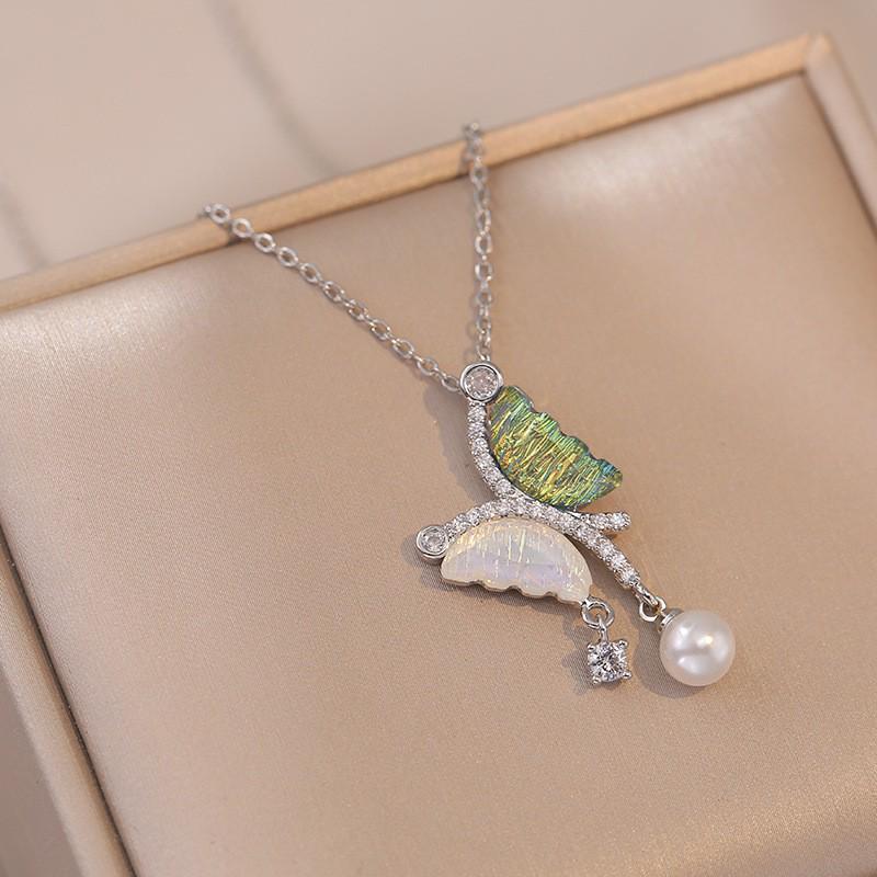 Women's Fashion Heart Pendant Necklace - Elegant, Simple Design, Versatile Clavicle Chain Jewelry