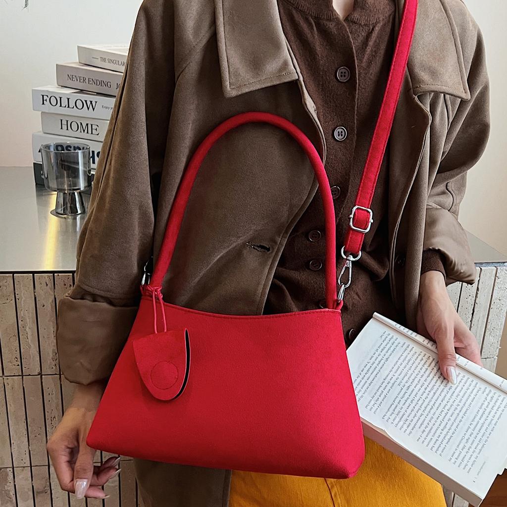 New handheld women's bag, premium matte shoulder messenger bag, fashionable and large-capacity retro underarm bag.