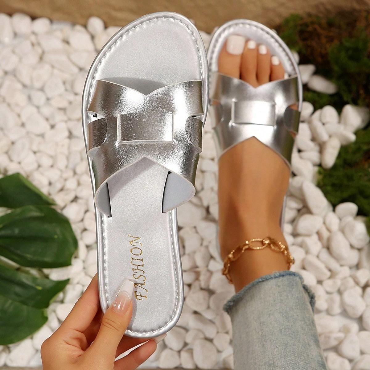 

Модные женские черные шлепанцы на плоской подошве, сандалии с открытой пяткой, повседневная пляжная обувь, для ношения в помещении и на улице, удобная обувь слипоны 35 серебряный