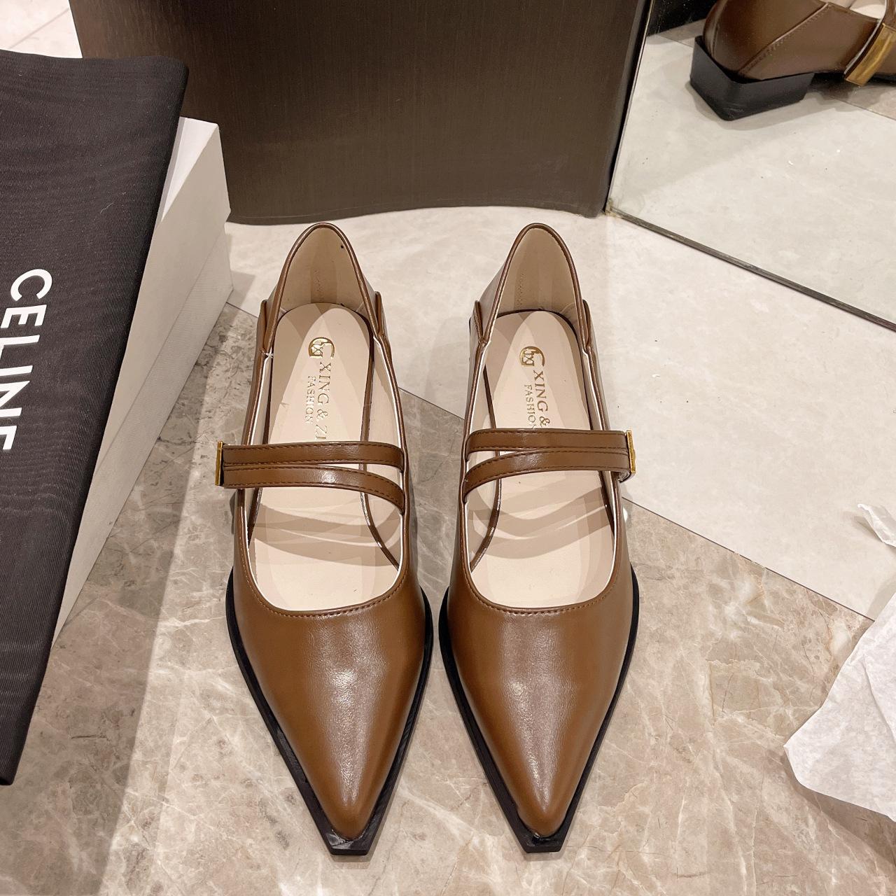 

2024 Женская осень Новые сексуальные заостренные металлические пряжки дизайнерские толстые каблуки высокие каблуки однотонные неглубокие носки женские туфли без застежек 39 коричневый