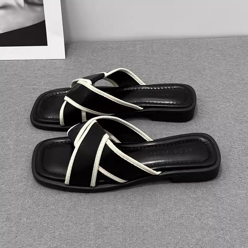 Super fire French flat bottom sandals women's summer wear fashion 2025 new niche high-end feeling going out beach slippers