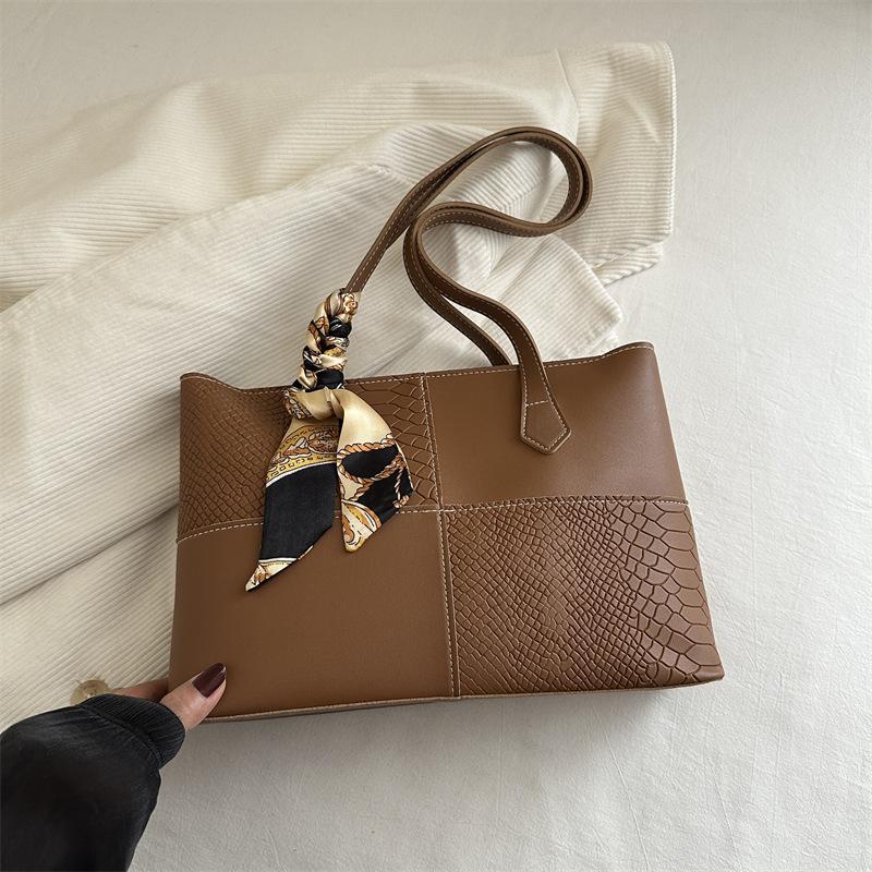 

2025 весна и лето новые модные женские сумки под мышкой новые трендовые сумки через плечо модные сумки-тоут большой вместимости модные светло-коричневого