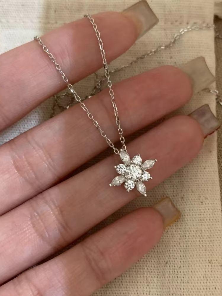 Eco Friendly Copper Gold Silver Color Sparkling Zircon Flower Pendant Necklace Women's Dainty Clavicle Chain Daily Wear Jewelry