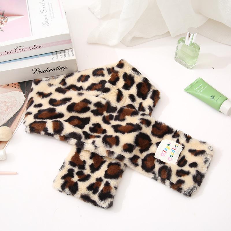 Набор: Плюшевая косметичка с леопардовым принтом и теплый шарф