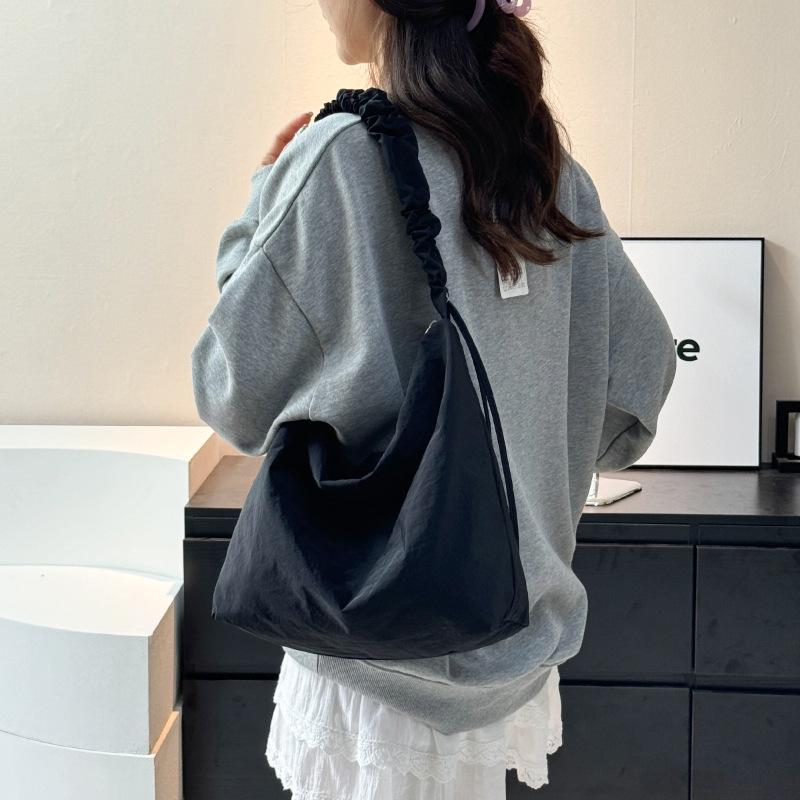 Korean new casual nylon tote bag simple and fashionable, large capacity one-shoulder versatile crossbody commuter bag