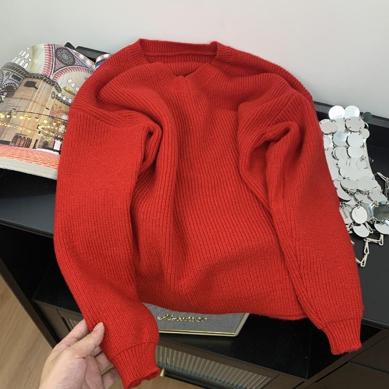 Wear a red sweater with autumn and winter cherries, and a chic lantern sleeve top in the Year of the Dragon tea