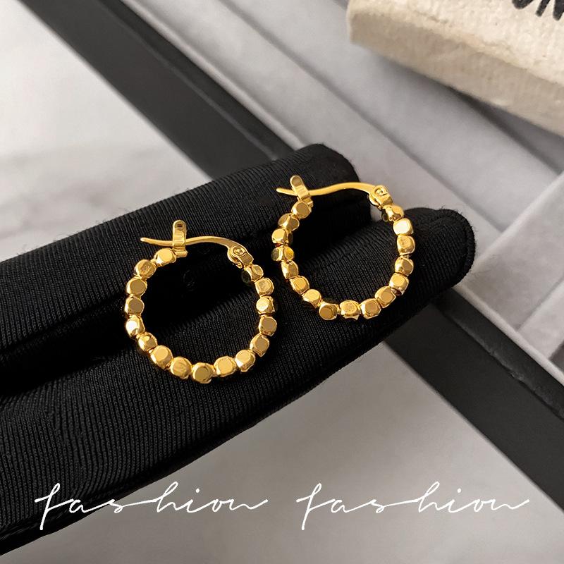 

Seiko fine throwing small sugar cube earrings women s French earrings small square high-end stud earrings, ear buckles, light luxury circle earrings.