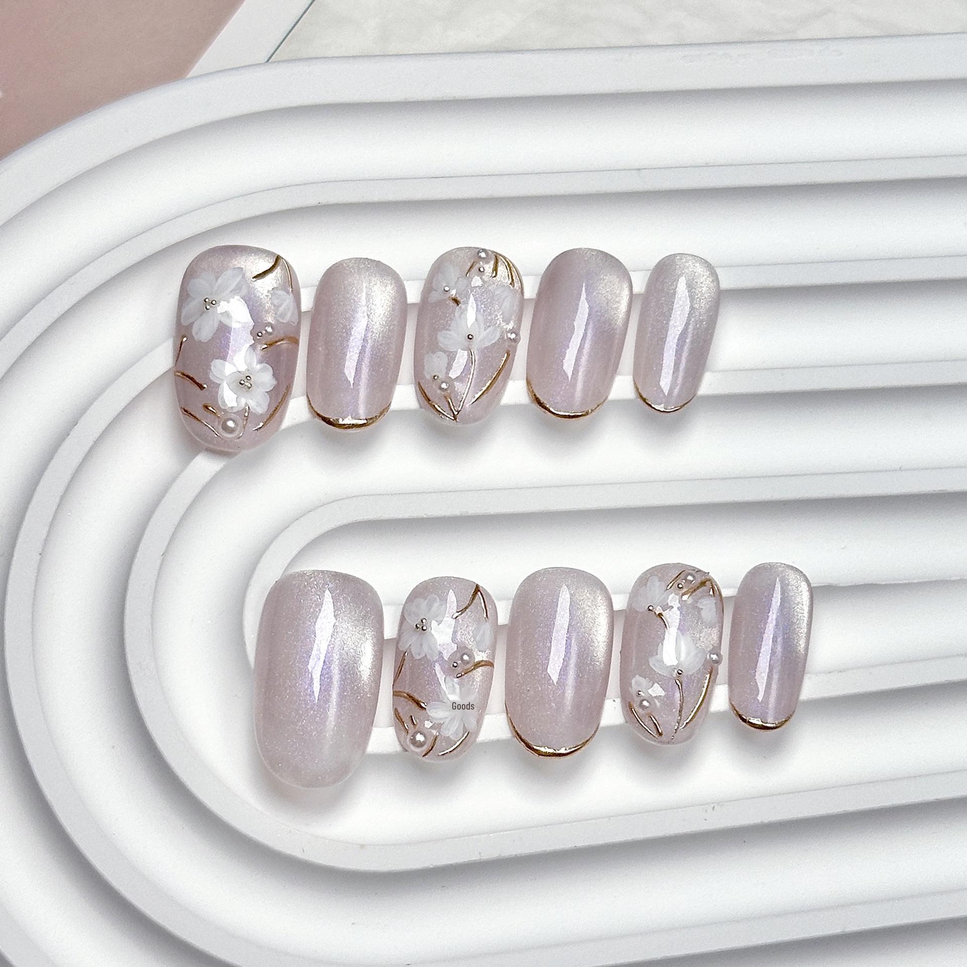 

Расписанные вручную овальные ногти средней длины с эффектом «кошачий глаз»: Высококлассное отбеливание, носимое, полностью ручной работы.