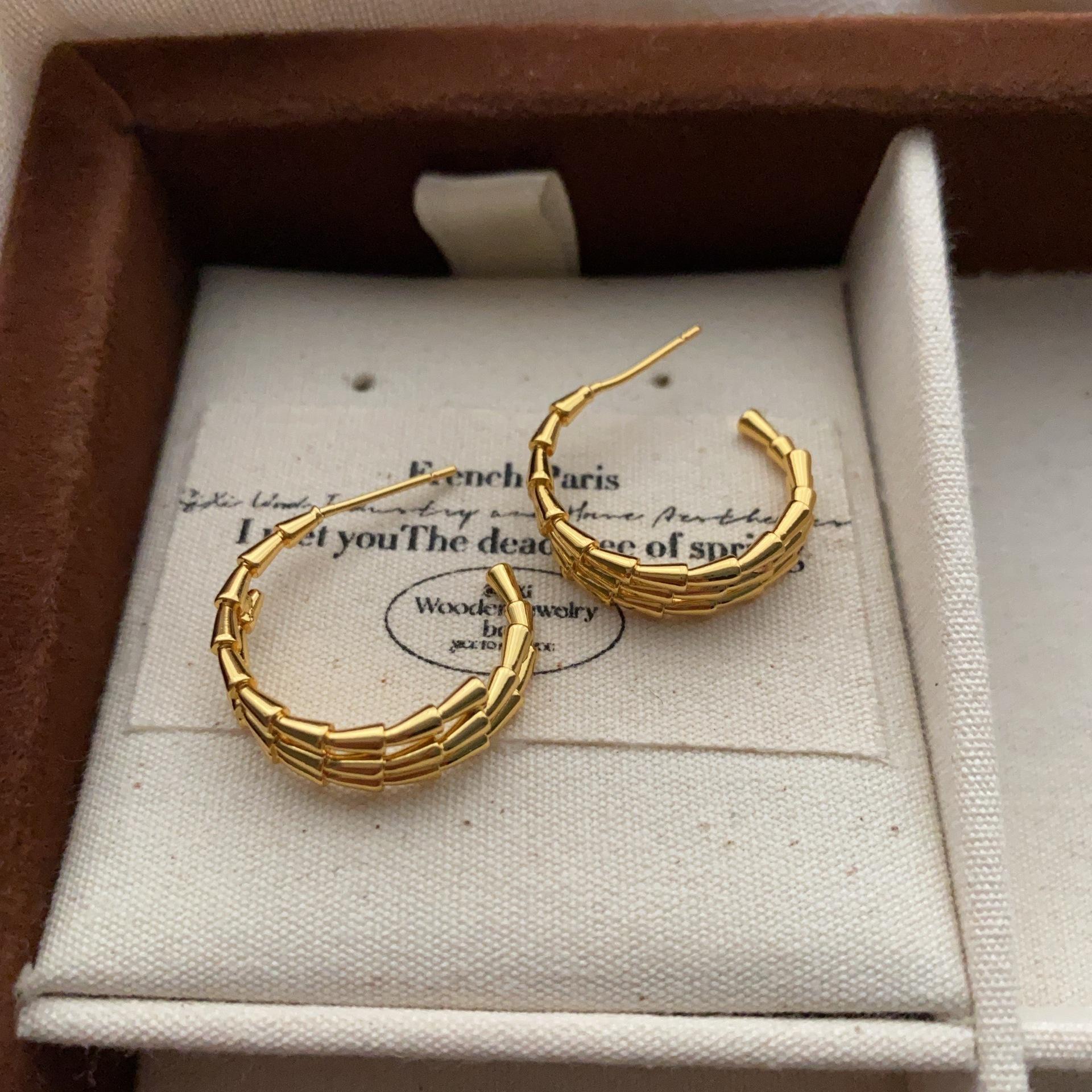 

Gold metal tube splicing earrings earrings retro light luxury fashion exquisite three-dimensional daily high-end personality unique