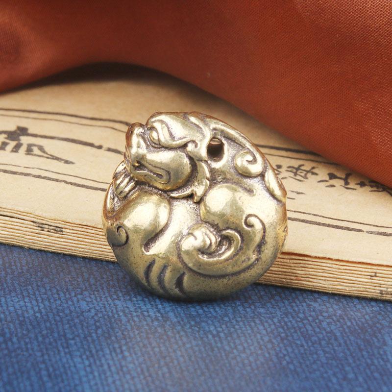 Винтажный латунный Пиксиу, держащий шар, персонализированный ручной кулон, креативное подвесное украшение, антикварная медь, оптовая продажа