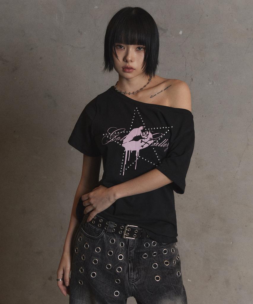 Garter Gallery Kiss Star Off Shoulder T-Shirts_Black