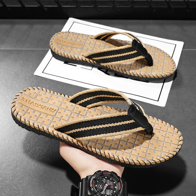 Nye sommerslippers for menn Flate flip-flops 2024 uformelle sandaler innendørs familie menns sklisikre strand sandaler herresko