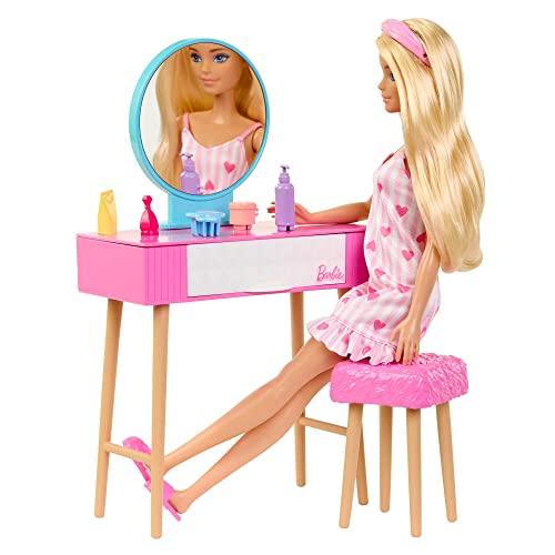 Mattel Barbie Uroczy Różowy Pokój (Jak widać w filmie „Barbie”) - Zestaw do przebierania lalek (Wiek 3 i więcej) HPT55
