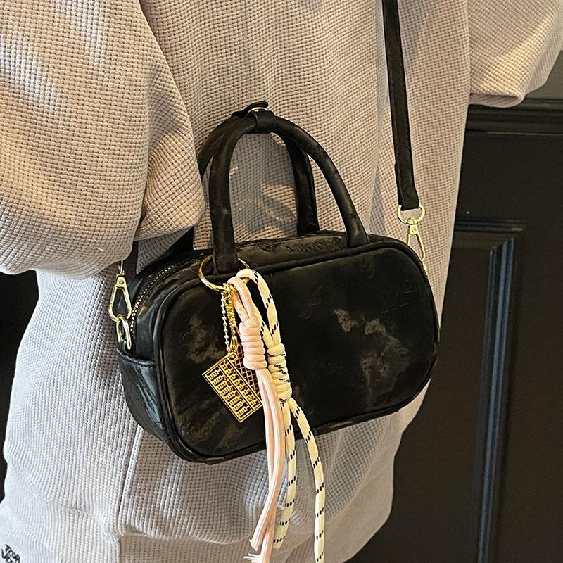 Early spring new fashion graffiti embossed matte texture portable pillow bag versatile Korean version casual commuter messenger bag