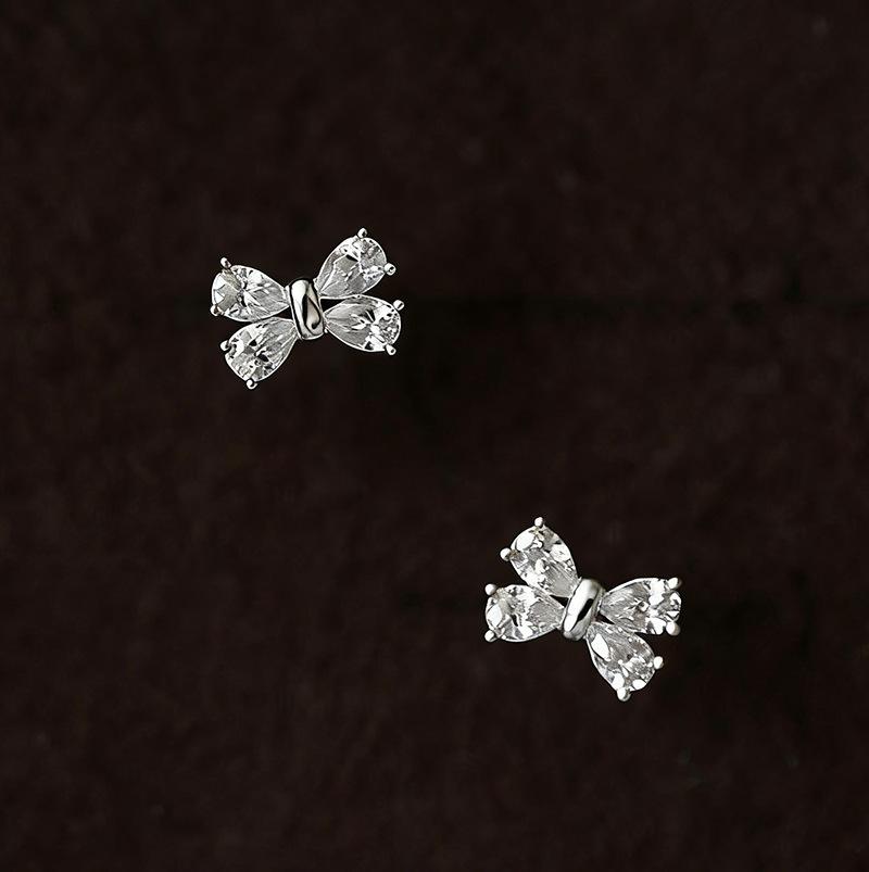 Exquisite and Compact Bow-shaped Earrings for Women, Light Luxury Earrings, Fashionable and Versatile Jewelry.