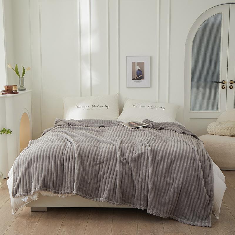 

Роскошное толстое молочное бархатное одеяло из шерсти в широкий рубчик, осенне-зимнее толстое одеяло для детского сада и офисное одеяло для сна 100x150cm 1pcs